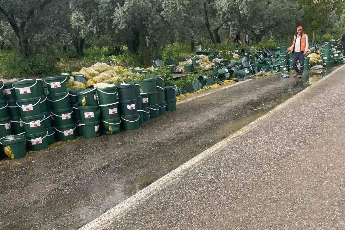 Bursada turşu yüklü tır devrildi