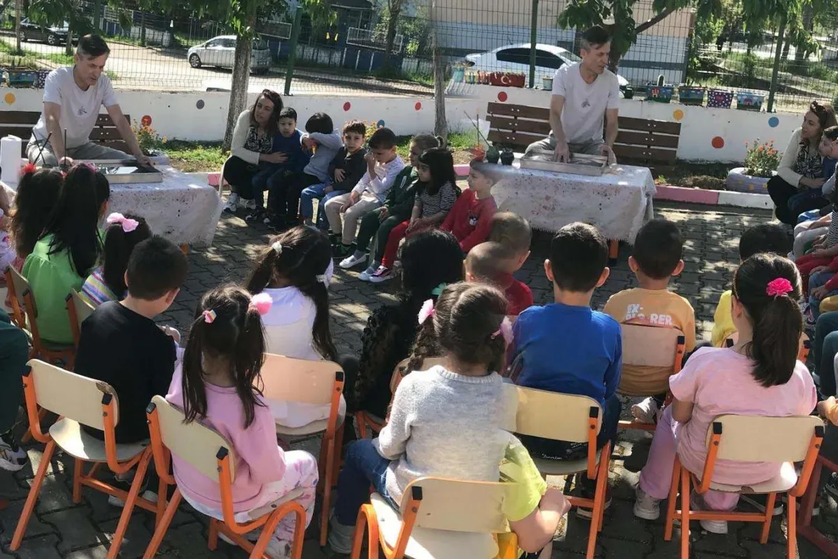 Minik Eller Büyük Hayaller ile Ebru Sanatı Hayat Buluyor!