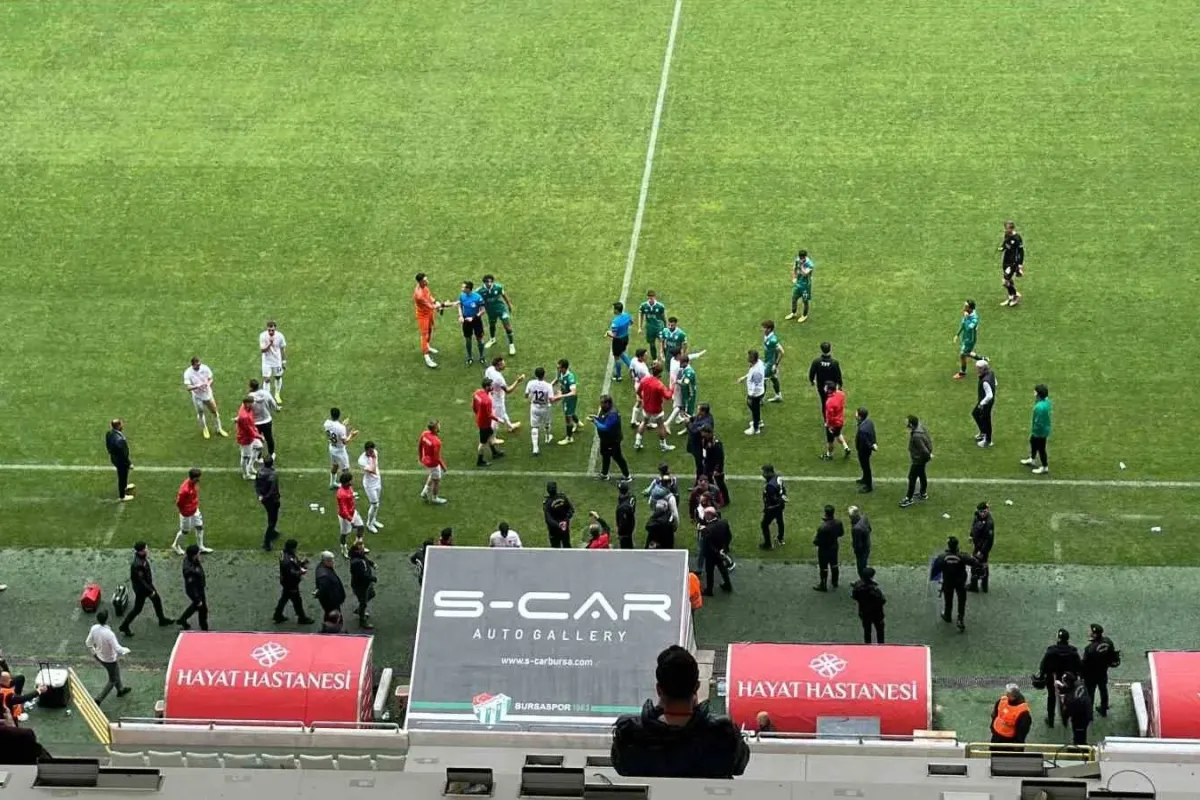 Vanspor FK, Bursaspor maçında sahadan çekildi