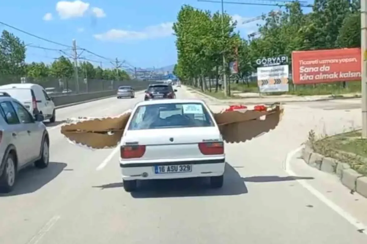 Otomobil ile çelenk taşıdı