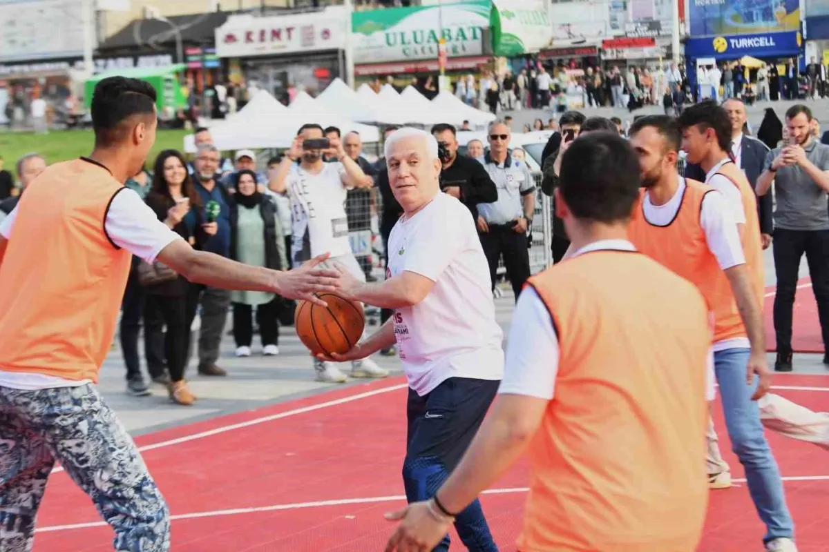 Bursada başkanlar eşofmanları giyip sahaya çıktı, gençlerle kıyasıya mücadele etti