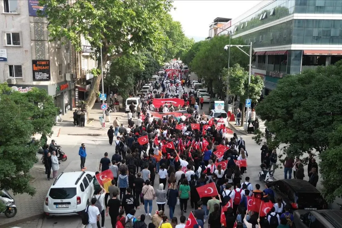 İnegöllü Gençler 19 Mayıs Coşkusunu Sokaklara Taşıdı
