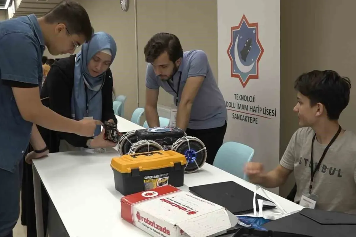 Gençler, bayramlarını robotlarını yarıştırarak kutladı