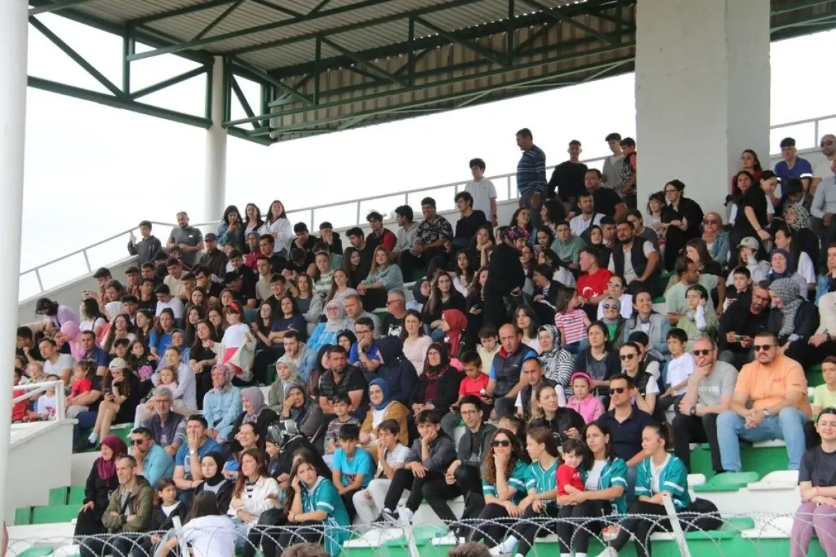 İznikte 19 Mayıs coşkusu stada sığmadı
