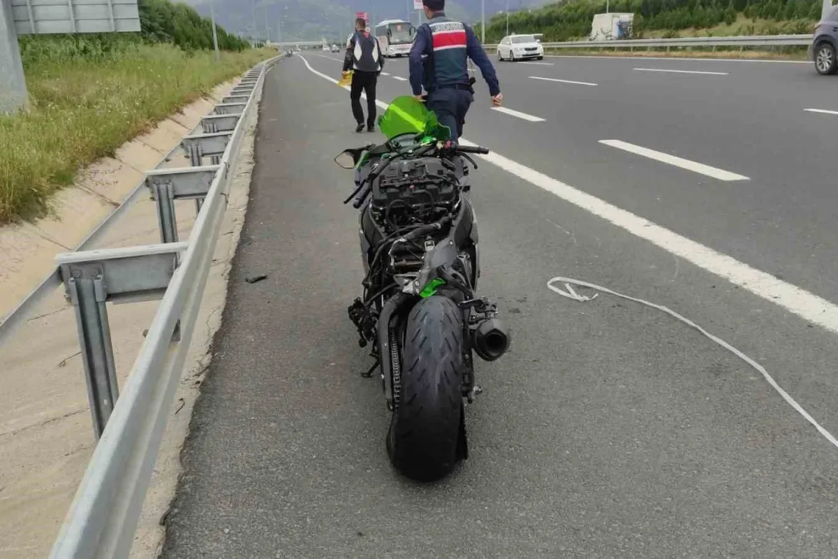 Motosikletler otoyolda çarpıştı: Sürücüler metrelerce sürüklendi