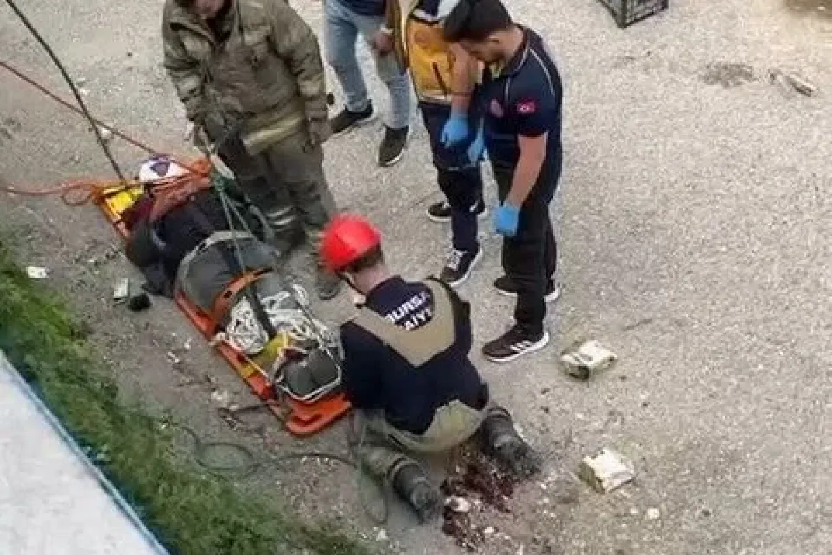 Dereye düşen kişiyi itfaiye halat yardımıyla kurtardı