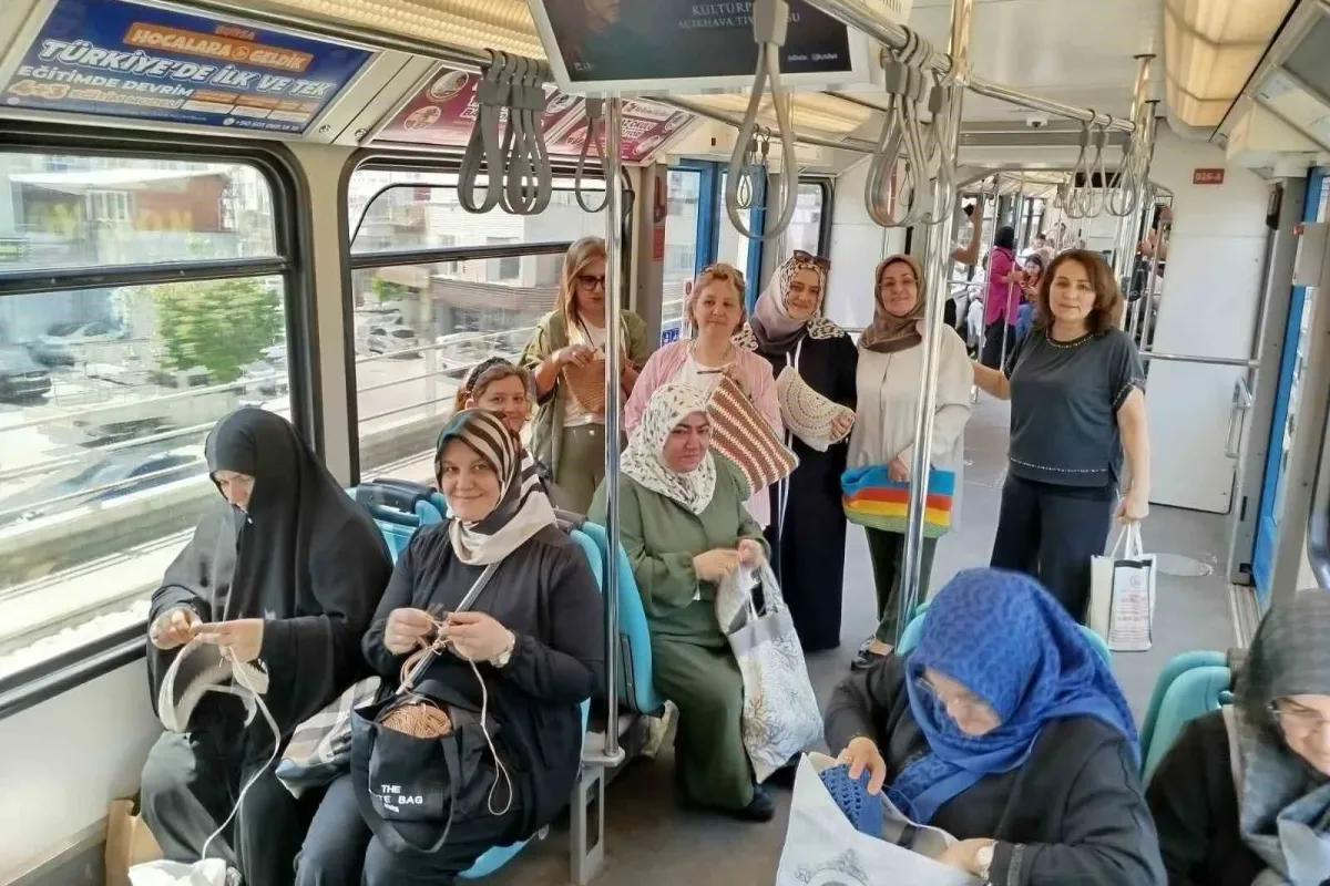 Gazze için metroda örgü örerek yolculuk yaptılar