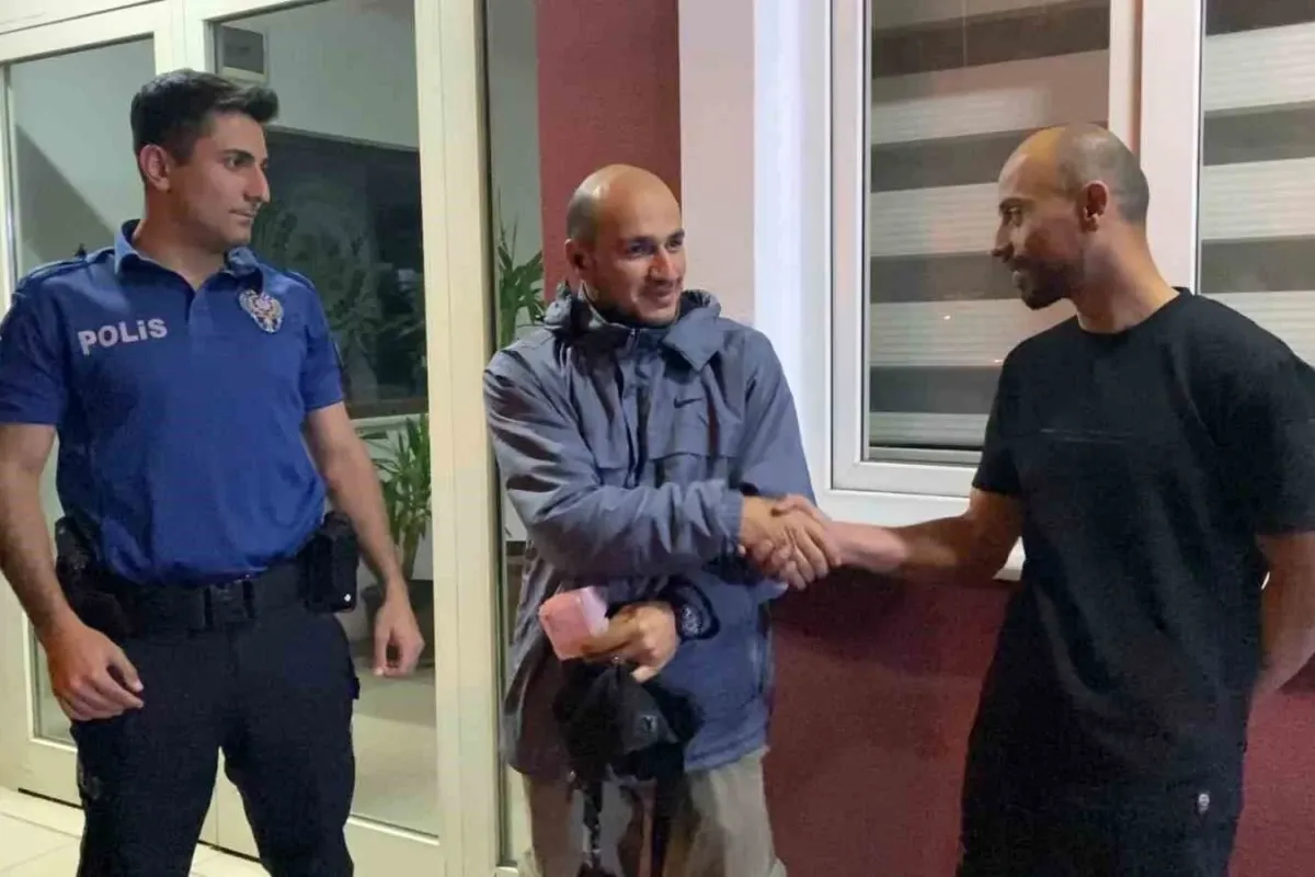Yolda bulduğu para dolu çantayı sahibine teslim etti