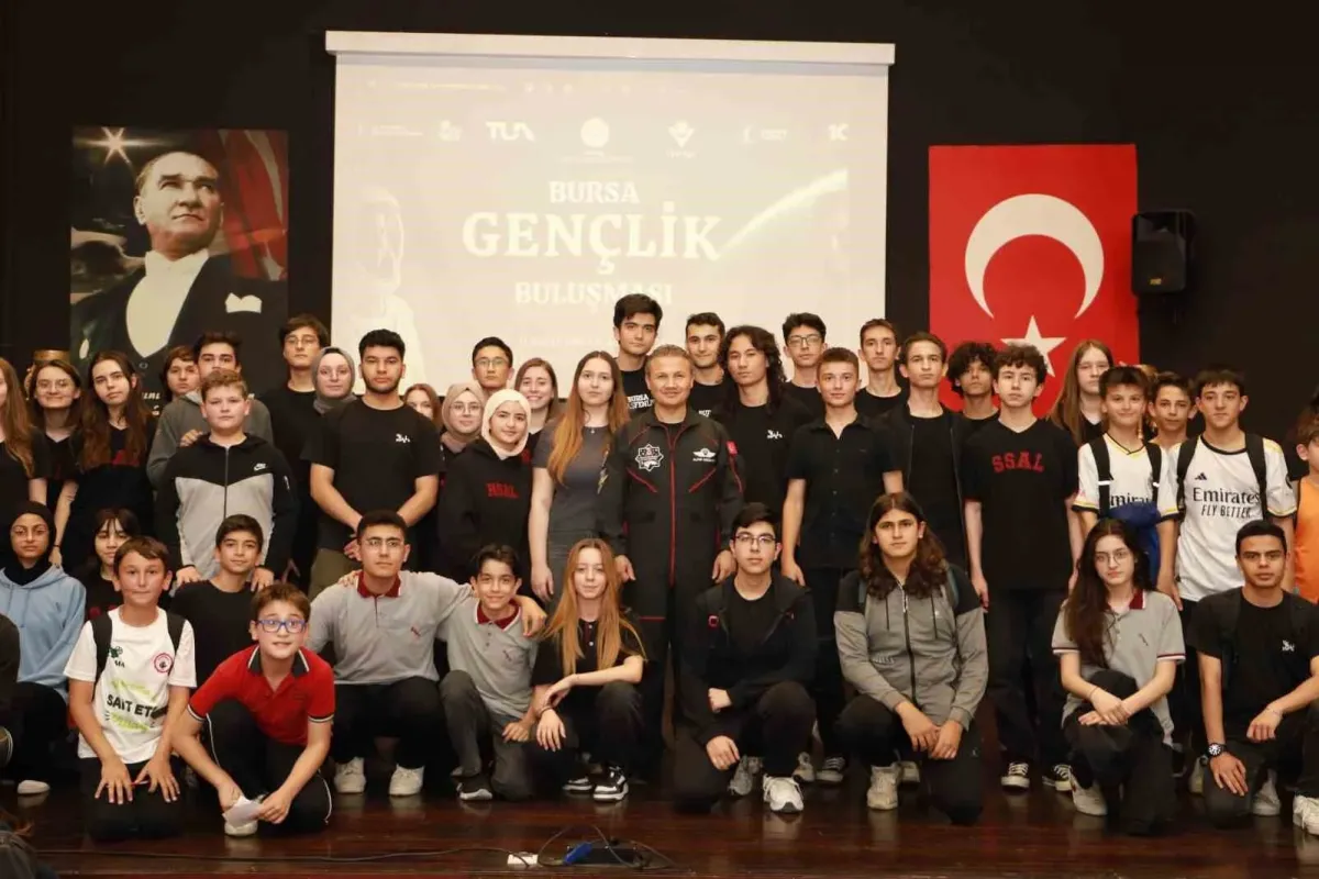 Türkiyenin ilk astronotu Gezeravcı, Bursada öğrencilerle buluştu