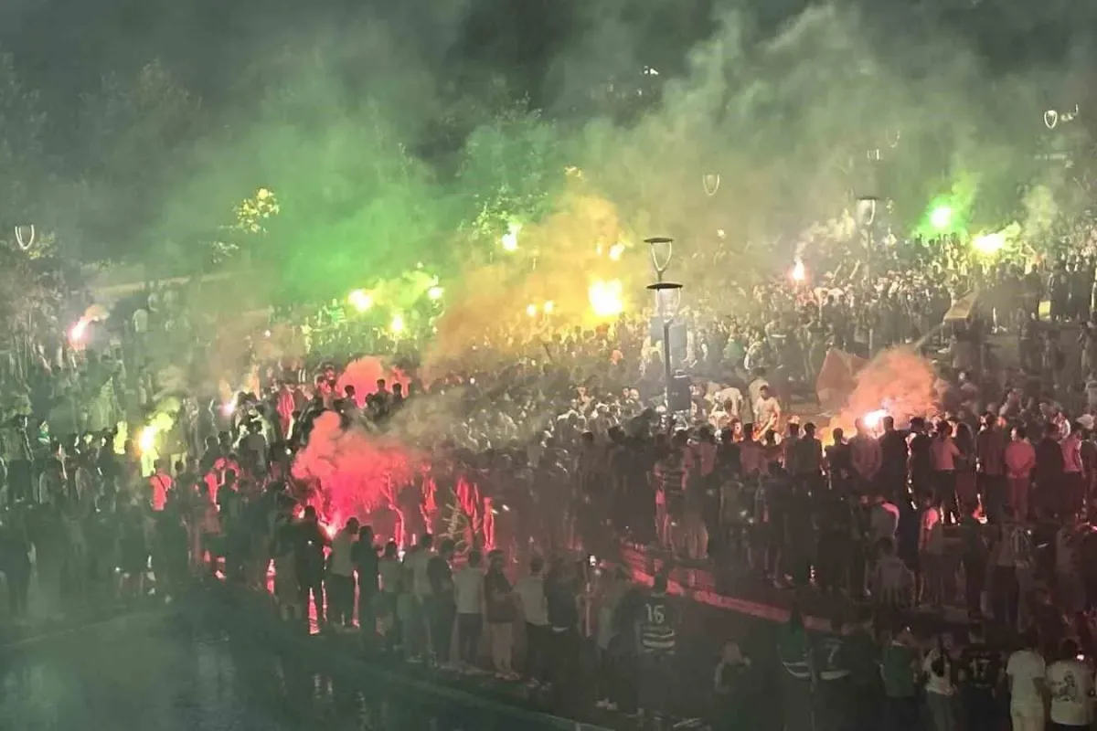 Bursaspor taraftarı yeniden doğuşun meşalesini yaktı