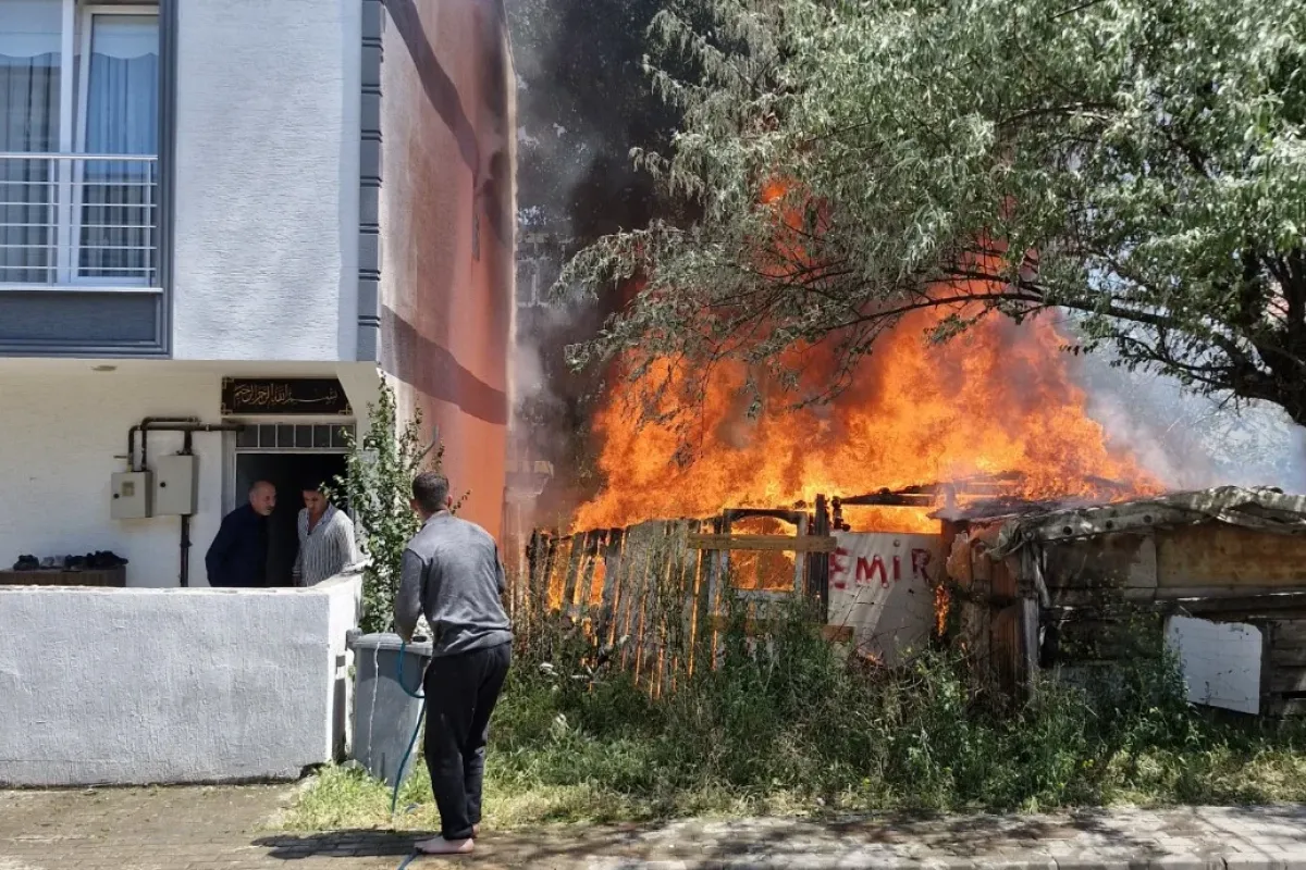 İnegöl Huzur Mahallesi'nde Odunluk Yangını Paniği!
