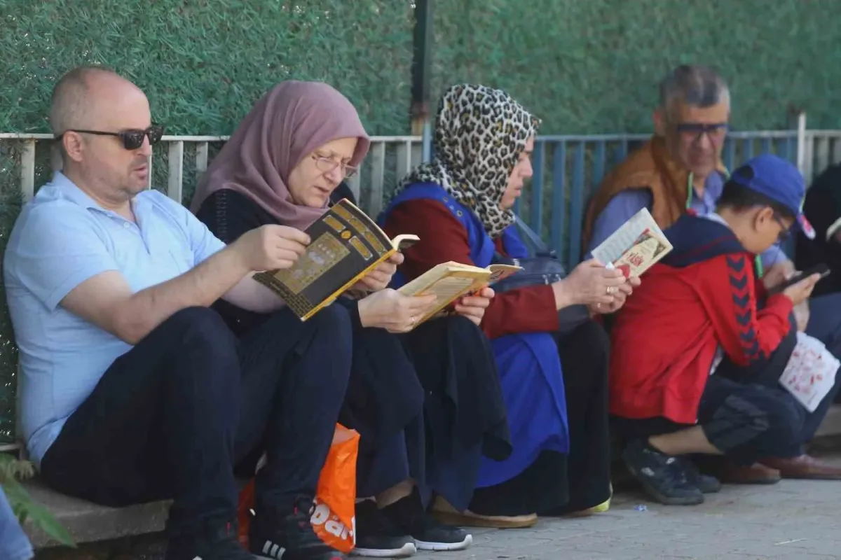 Aileler kapı önlerinde dualarla bekledi! LGS heyecanı tavan yaptı
