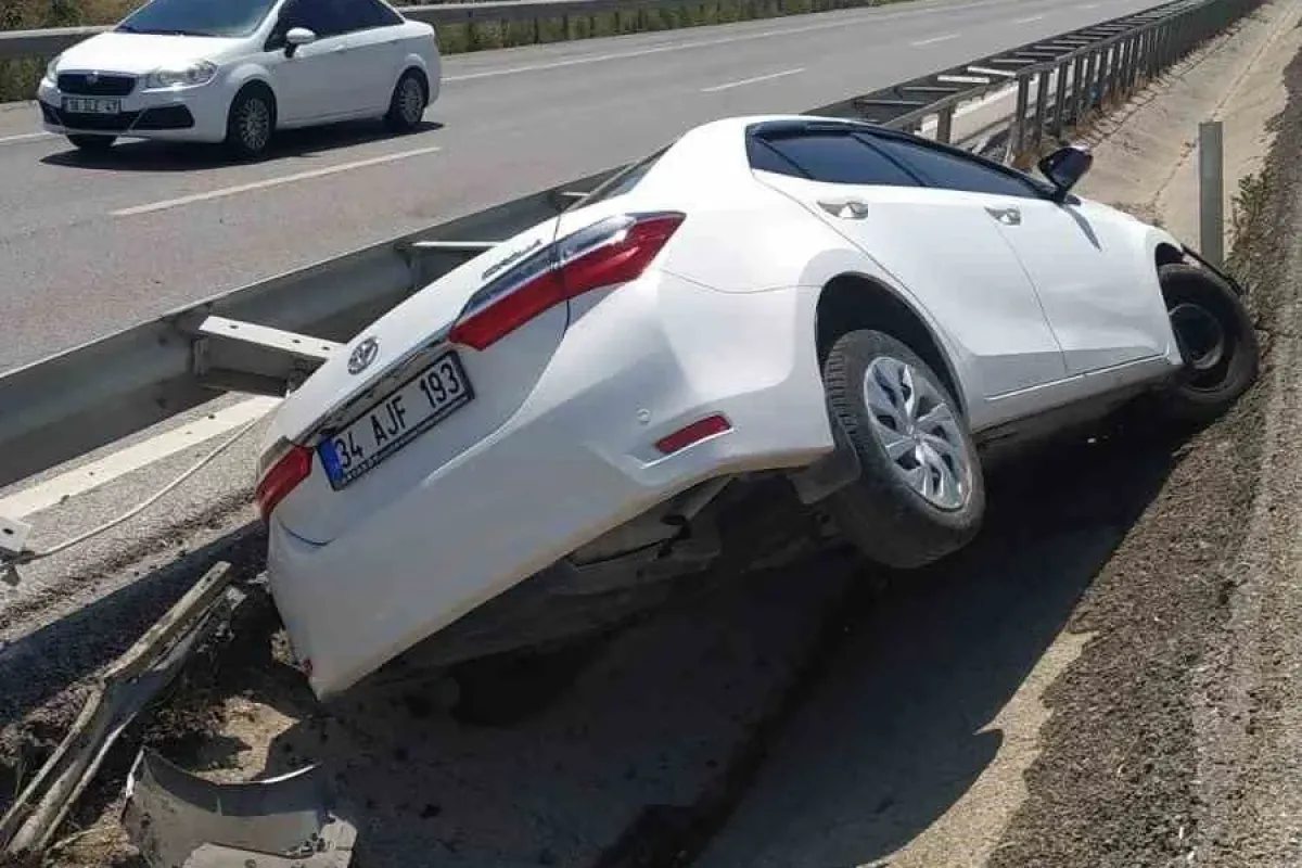 Bursa-Balıkesir karayolunda otomobil refüje çarptı: 2 yaralı