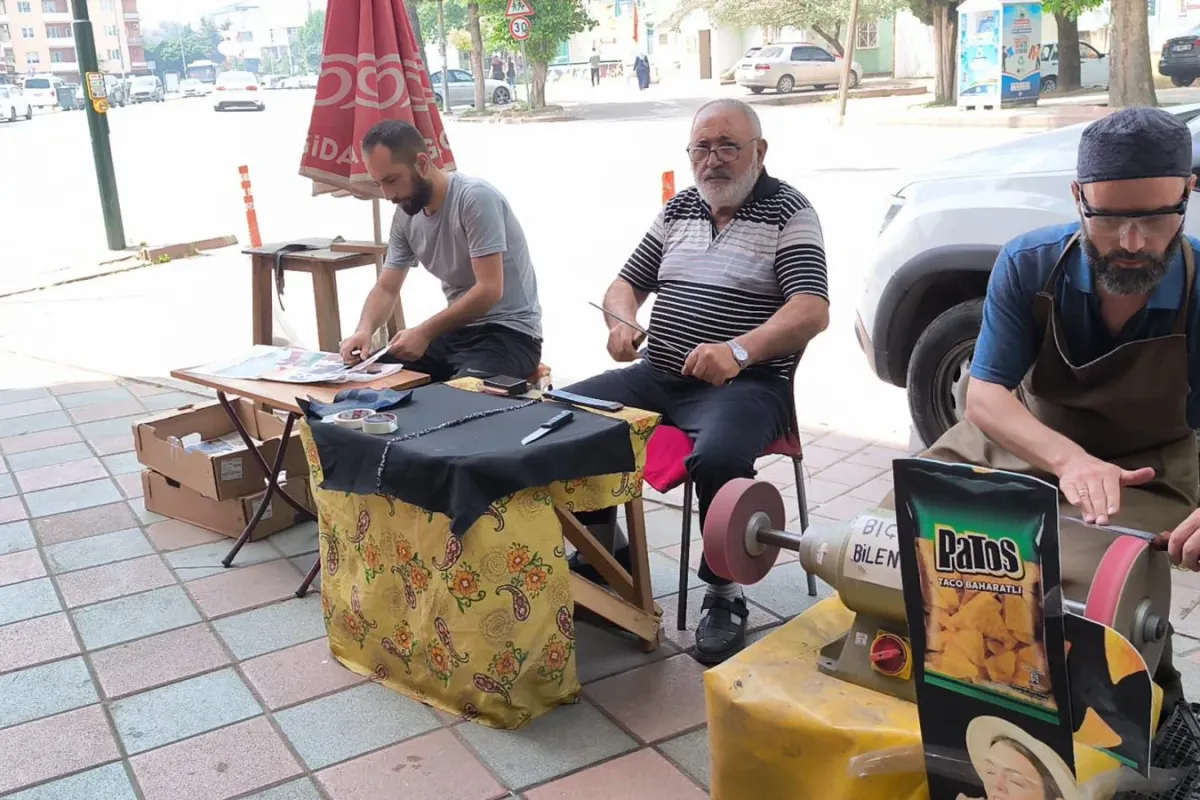 Bayrama saatler kala bıçakçıların yoğunluğu arttı