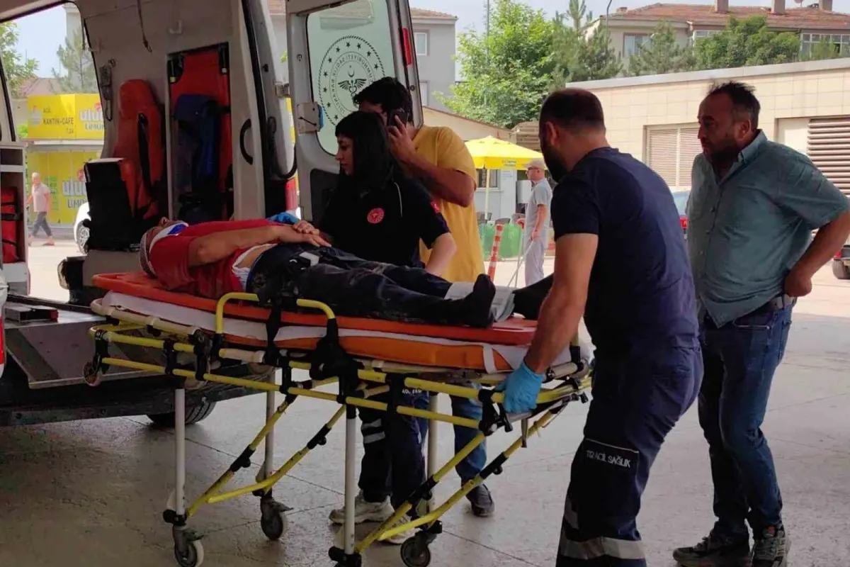 Kafasına demir parçası düşen işçi hastanelik oldu