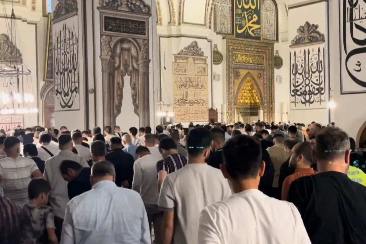 Bursada vatandaşlar, bayram namazı için Ulu Camiye akın etti