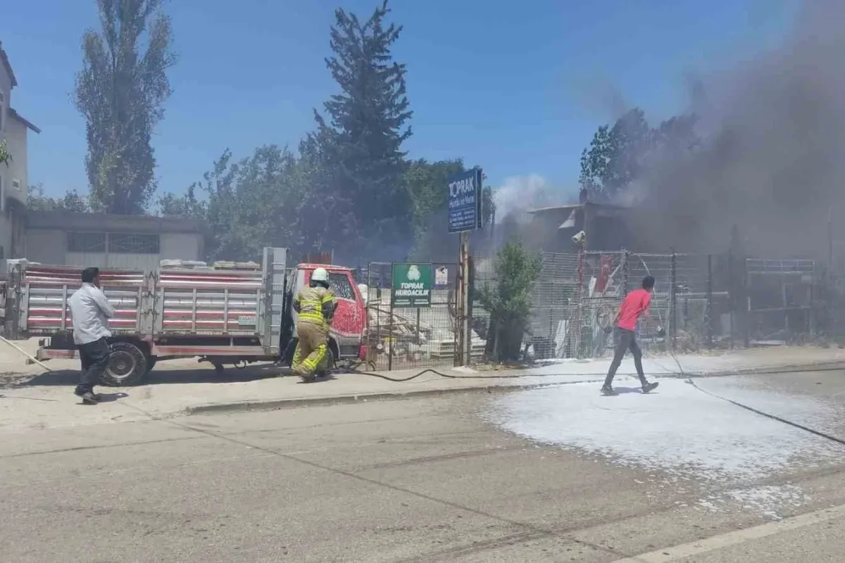 Bursada geri dönüşüm tesislerinde büyük yangın