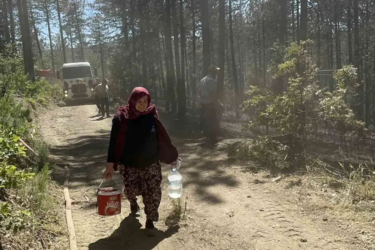 Orman yangınında yürekleri serinleten detay