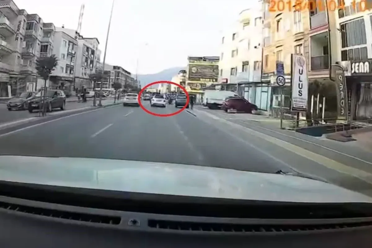 Bursada makas atan otomobil, bebek ile anneyi altına alıyordu