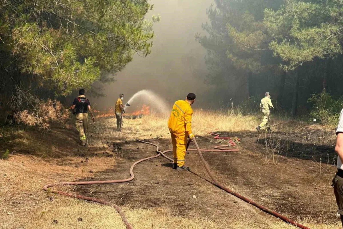 Yangına müdahale eden ekipler alevlerin içinde kaldı