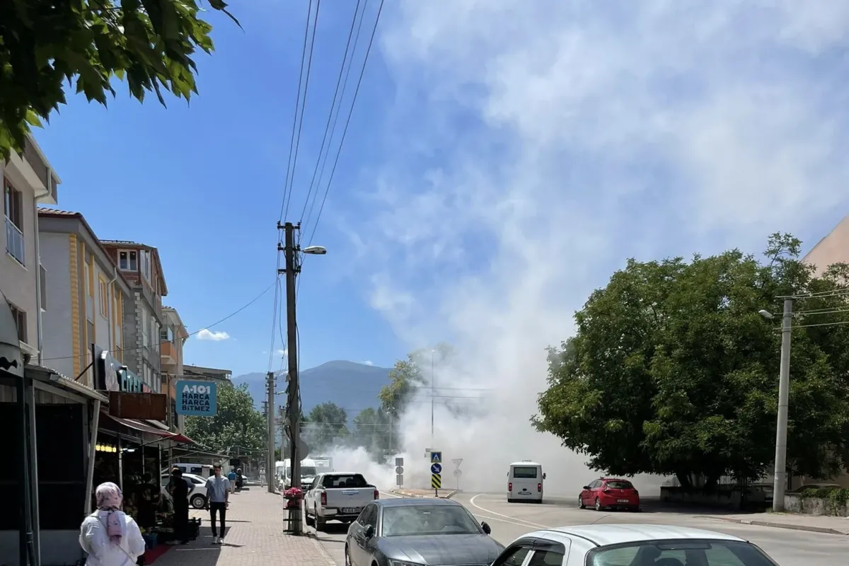 Herkes yangın var zannetti! Mahalleyi bir anda duman kapladı