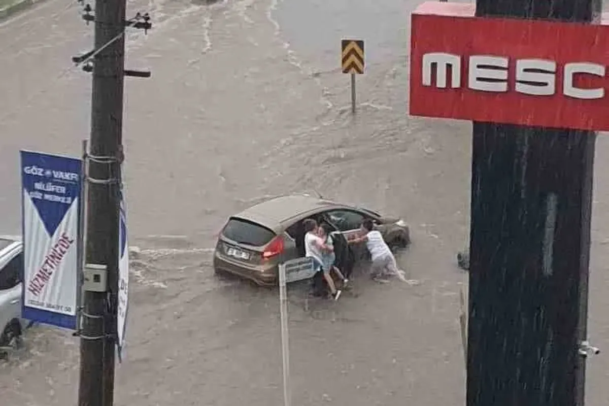 2 saatlik sağanak yağış ve dolu Bursada hayatı durma noktasına getirdi
