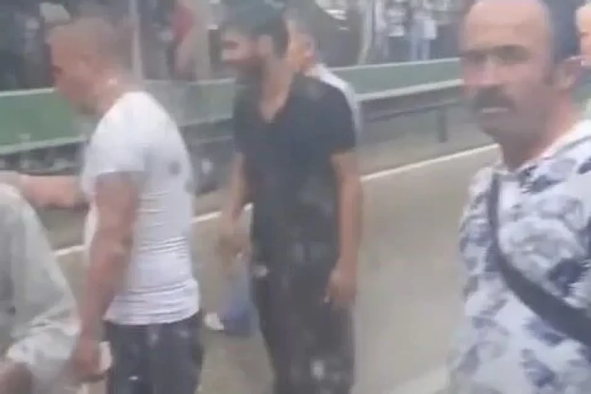 Bursada sağanak yağışta yolda kalanlar otobüsün önünü kesti