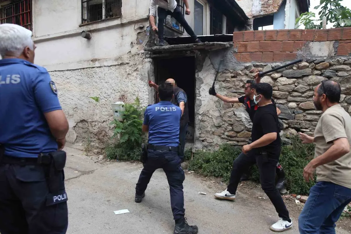 Kendini peygamber ilan etti polisi bıçakladı