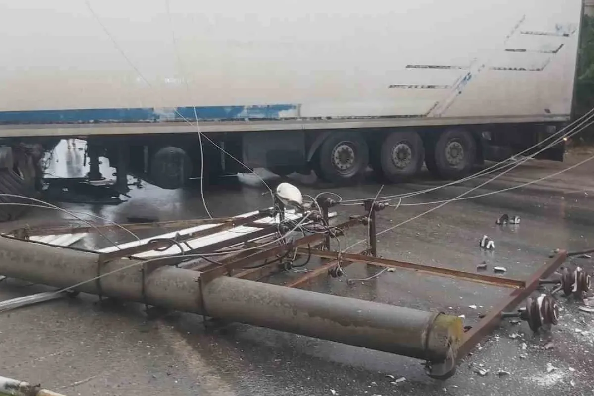 Kaygan yolda yan dönen tır yolu kapadı