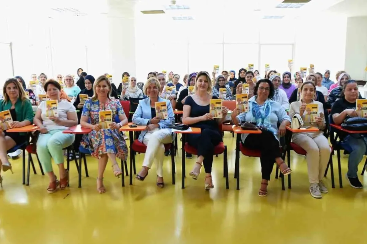 Kadın Yazarıyla Buluşuyor projesinde ilk kitap dağıtıldı