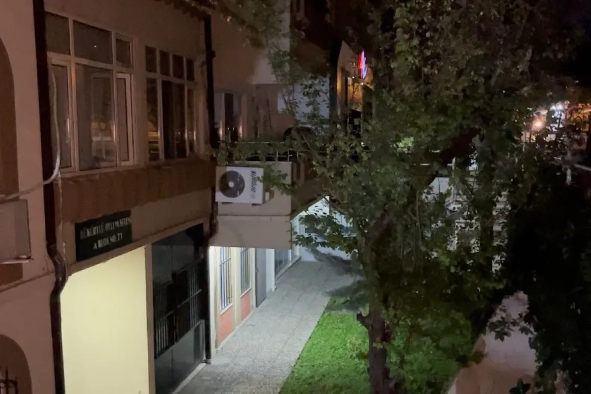 Bursada yağmur yağdığında bu site göle dönüyor...Siteyi su basması güvenlik kamerasında