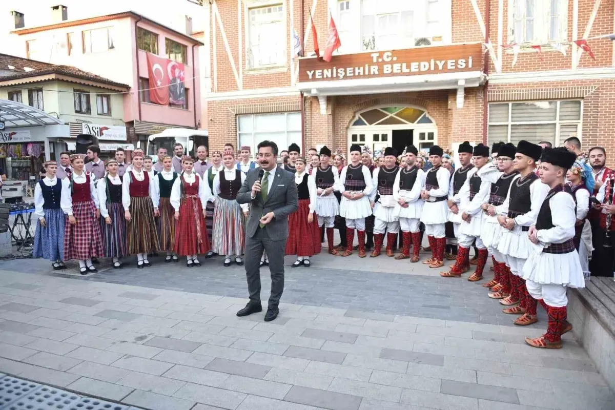 Letonyalı ve Makedon dansçılar Yenişehirde sahne aldı