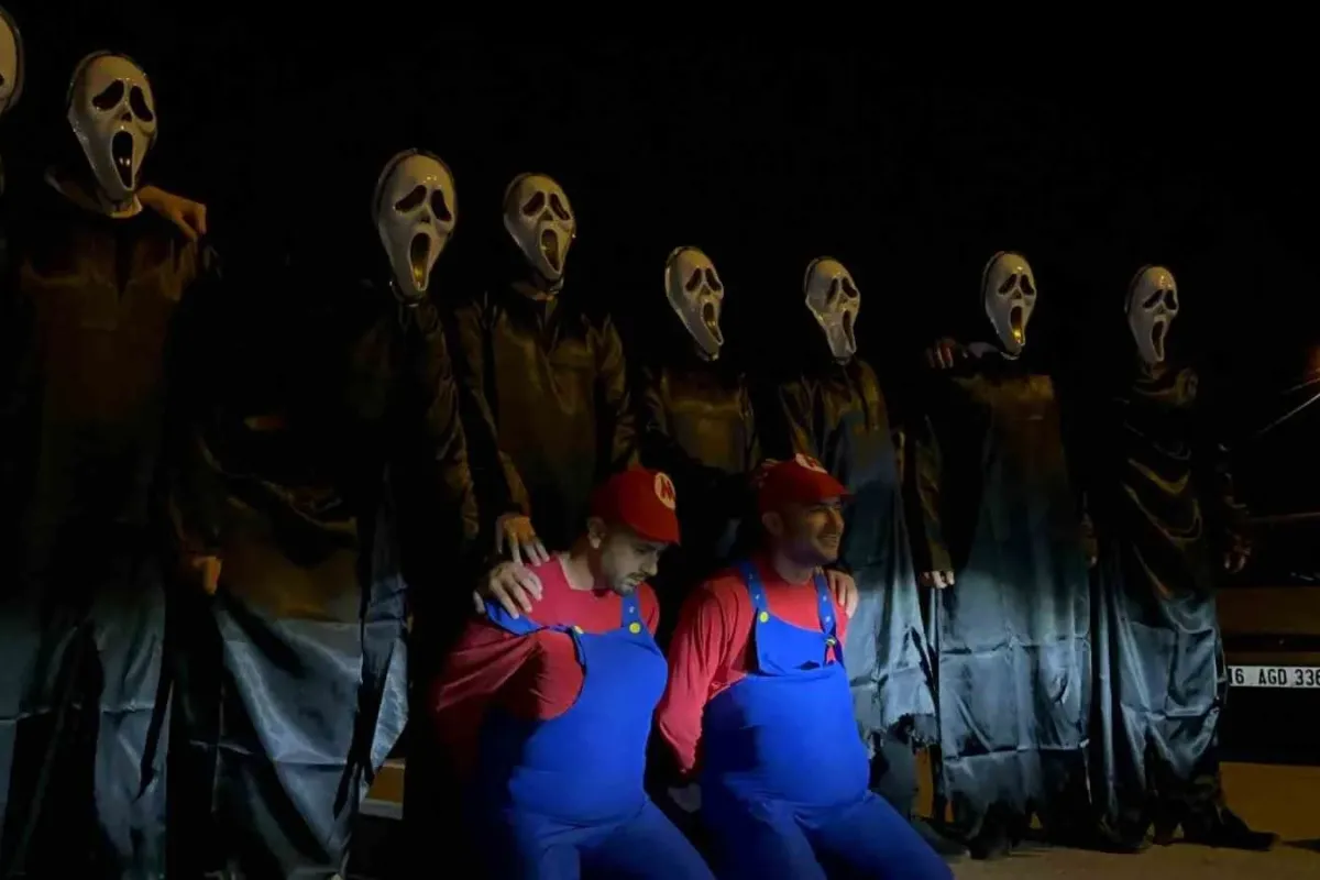 Mehterle başladı eziyetle bitti, mahalleli olan biteni meraklı gözlerle izledi