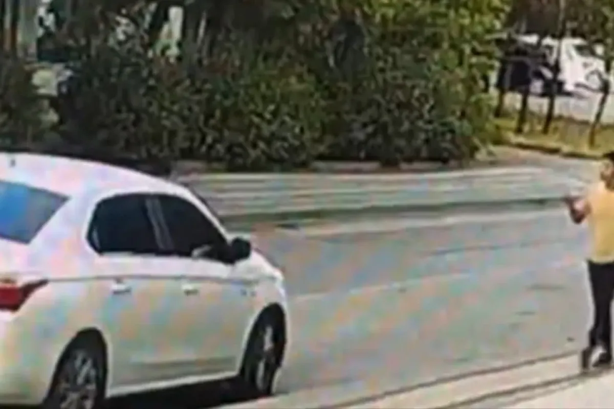 Göz göre göre otomobili çaldılar.. Araç sahibi de yakalamak için böyle koştu