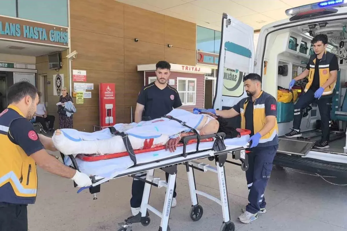 Bursada motosiklet ile hafif ticari araç kafa kafaya çarpıştı: 1i ağır 2 yaralı