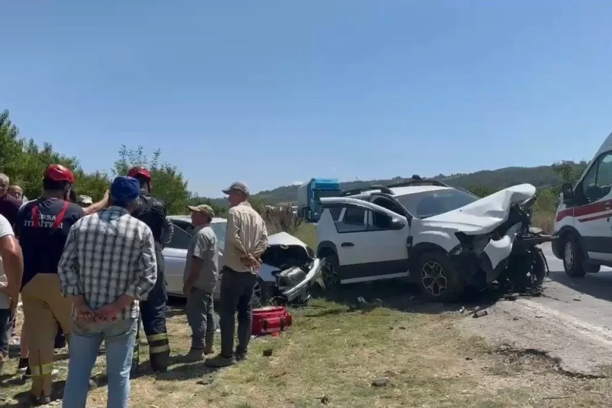 Bursada iki otomobil kafa kafaya çarpıştı: 5 yaralı