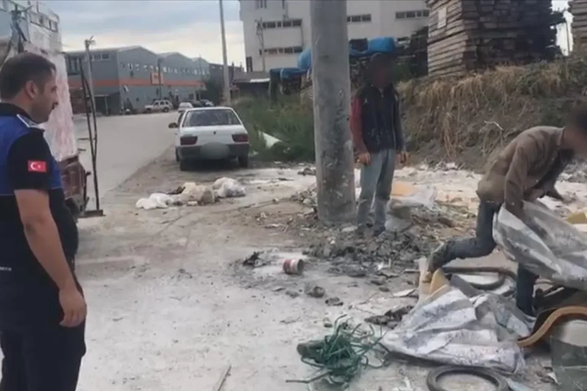 İnegöl'de zabıta çevreyi kirletenlere temizlik yaptırdı