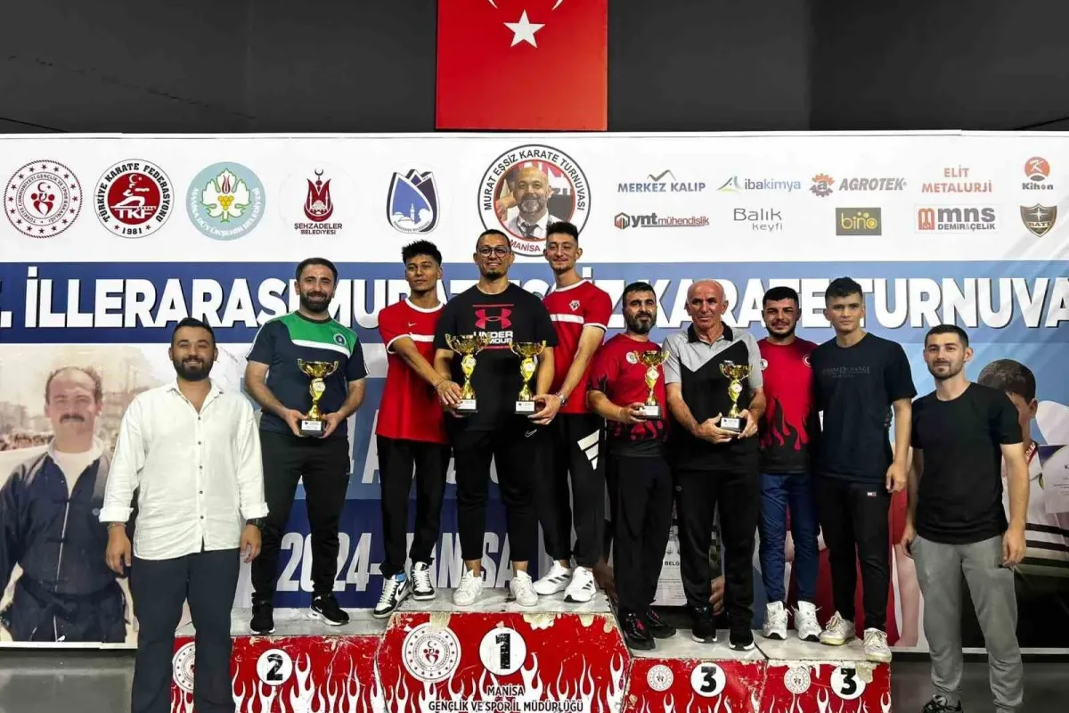 Bursa Büyükşehir Belediyesporlu karateciler Manisada 23 madalya kazandı