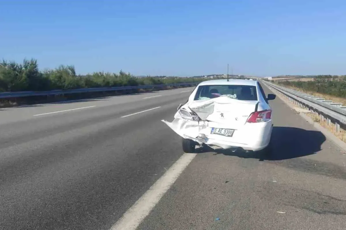 Karacabeyde iki otomobil çarpıştı: 2si çocuk 4 yaralı