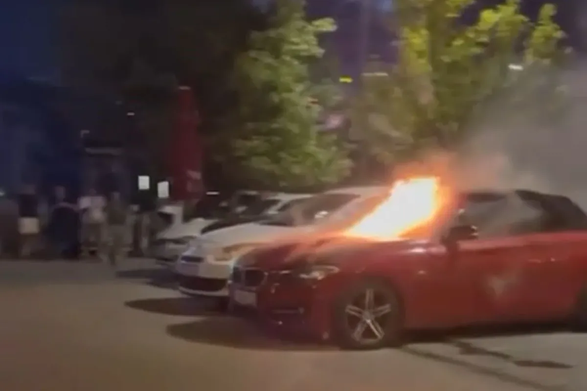 Bursada lüks araç park halinde alev alev yandı