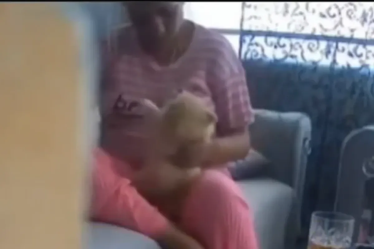 Köpeğe dakikalarca işkence yaptı