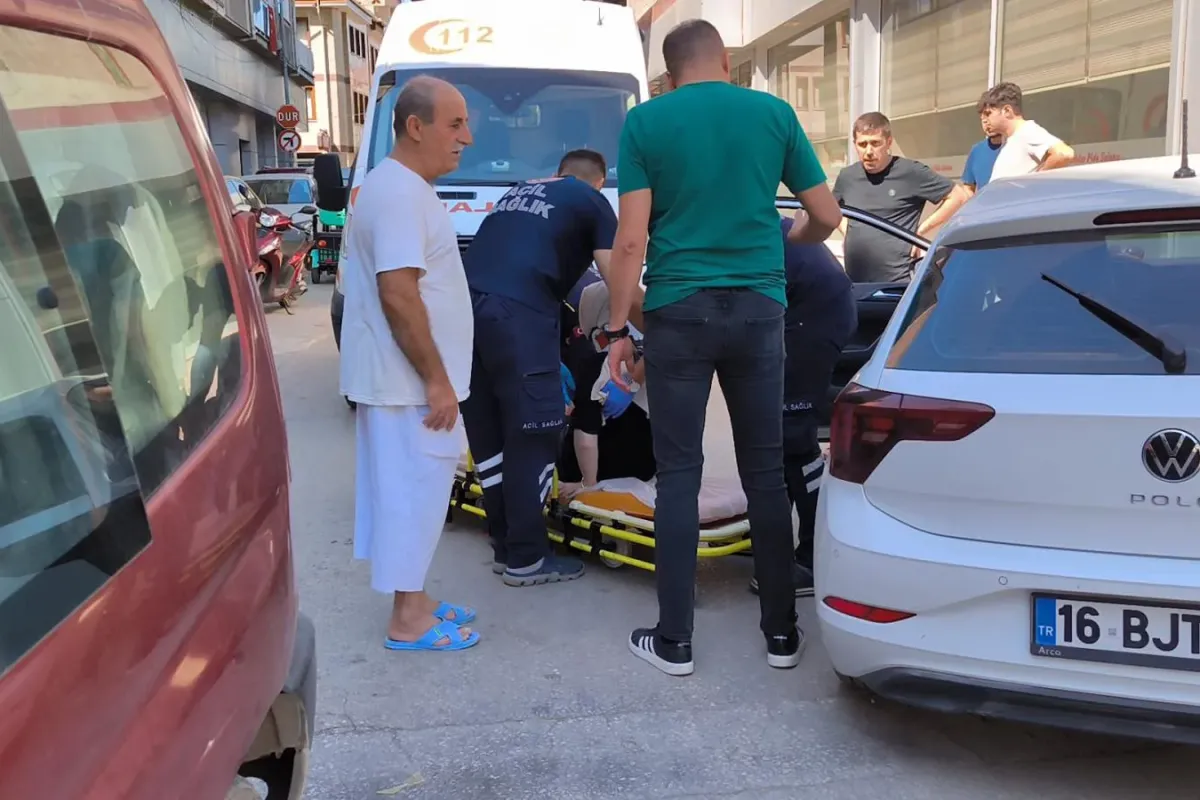 Kontrolden çıkan araç iş yerinin duvarına çarptı