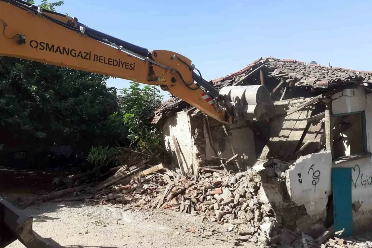 Osmangazide bir metruk bina daha yıkıldı