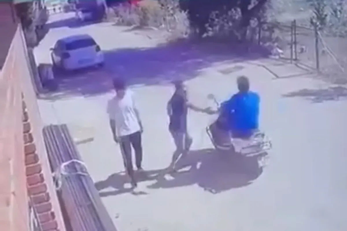 Motosiklet üzerindeki arkadaşına yaptığı şaka, ölümle burun buruna getirdi