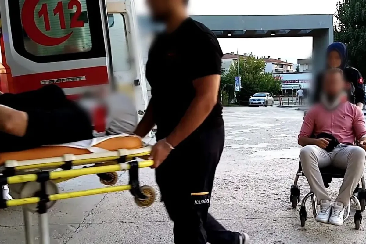 İnegöl'de Motosiklet ve Otomobil Çarpıştı: 2 Yaralı
