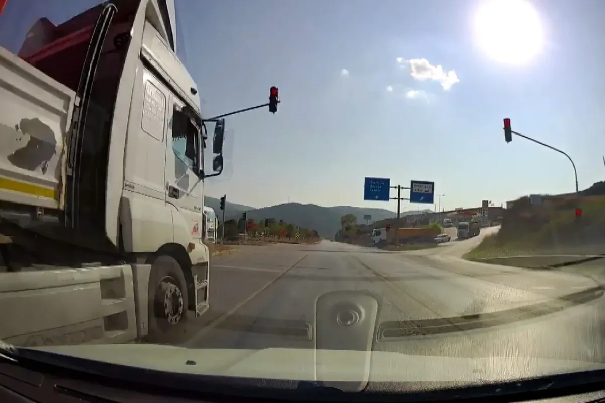 Bursada kırmızı ışıkta geçen tır, faciaya davetiye çıkardı