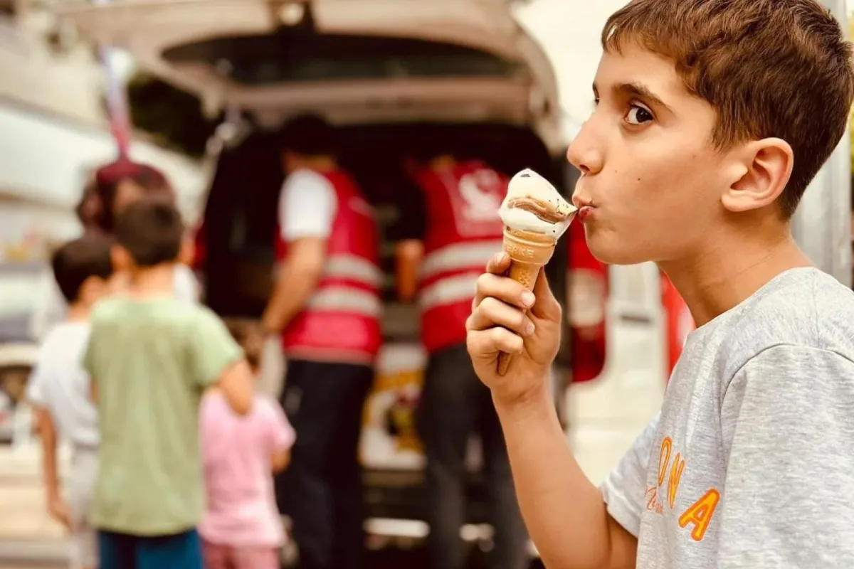 Saadet Partisi Gençlik Kolları, Yeniceköy'de Dondurma İkramında Bulundu
