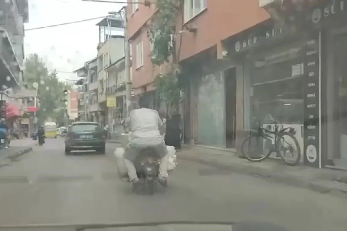Motosiklete yüklediği eşyalarla görenleri şaşkına çevirdi