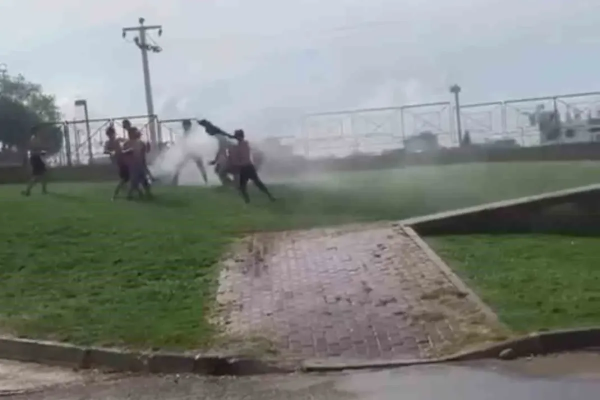 Sıcaktan bunalan çocuklar çareyi sulama aracında buldu