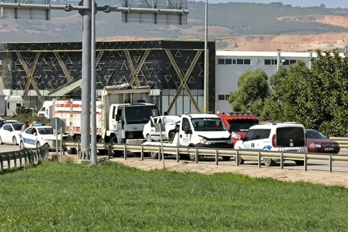 Bursa İnegöl'de Kontrolden Çıkan Otomobil Kamyona Çarptı: 2 Yaralı